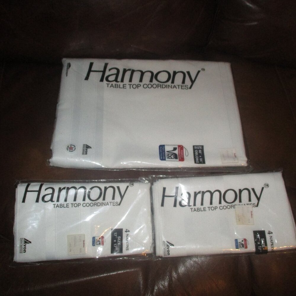 NEW Vintage White Oval Tablecloth with 8 Napkins